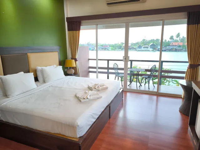 Deluxe Skyline River View room with king bed and elevated river scenery — Gallery image 1