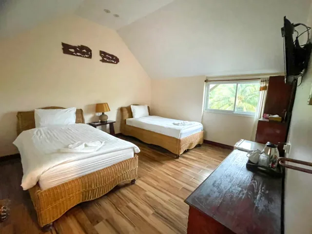 Family Twin Room with two bedrooms, four twin beds, ideal for families near Amphawa — Gallery image 1